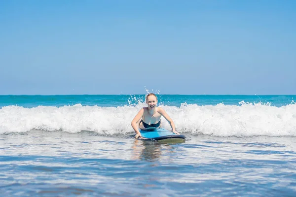 Junge Frau Lernt Auf Dem Schaum Surfen Bali Indonesien — Stockfoto