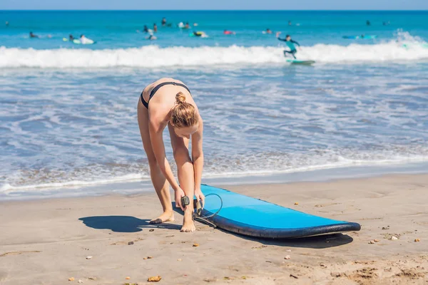 Junge Surferin Steigt Die Leine Des Surfbretts — Stockfoto