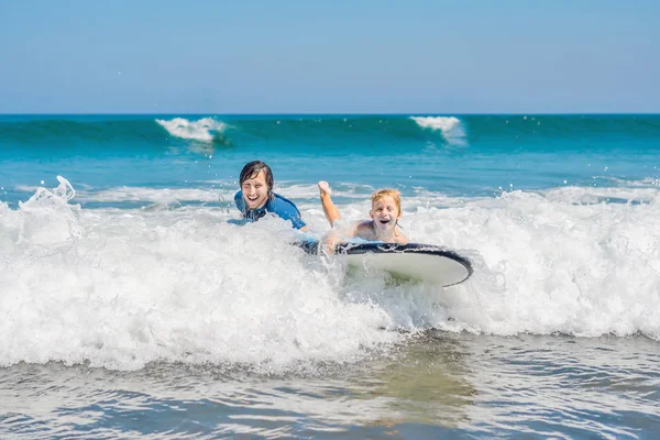 Padre Enseñando Hijo Pequeño Surfear Mar Vacaciones Vacaciones Viajes Deportes — Foto de Stock