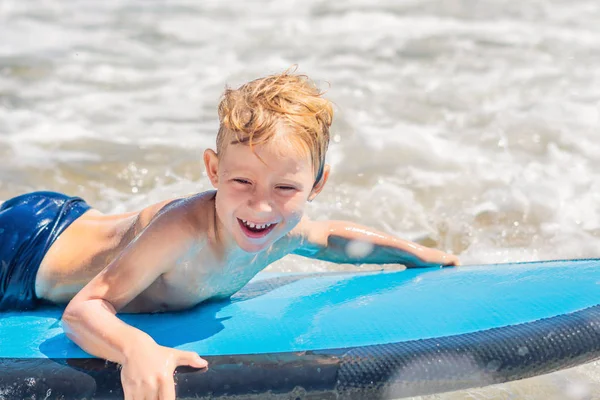 Buon Bambino Giovane Surfista Cavalca Sulla Tavola Surf Con Divertimento — Foto Stock