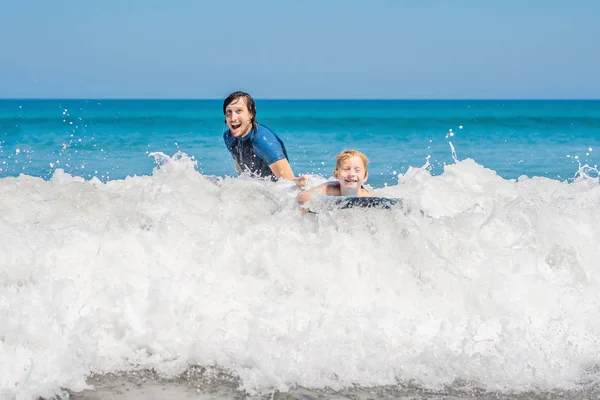 Padre Insegna Figlio Minore Navigare Mare Vacanza Vacanza Viaggio Sport — Foto Stock