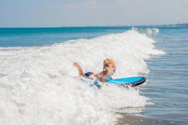 Buon Bambino Giovane Surfista Cavalca Sulla Tavola Surf Con Divertimento — Foto Stock