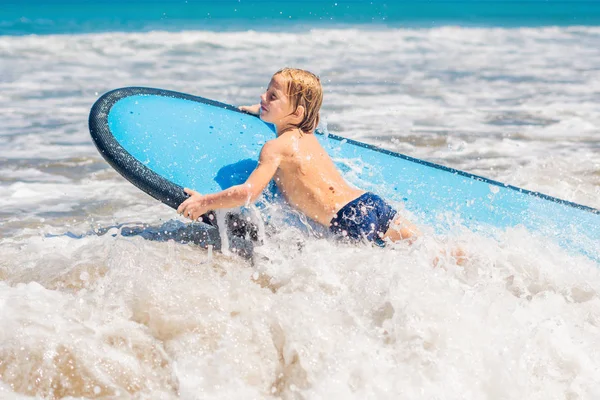 Buon Bambino Giovane Surfista Cavalca Sulla Tavola Surf Con Divertimento — Foto Stock