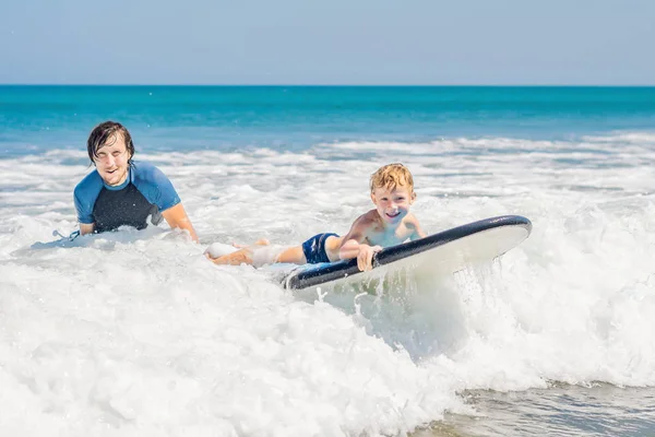Padre Enseñando Hijo Pequeño Surfear Mar Vacaciones Vacaciones Viajes Deportes — Foto de Stock