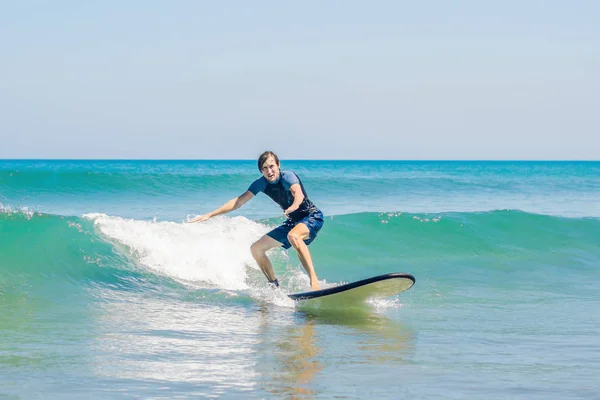 Mladý Začátečník Surfař Učí Surfovat Mořské Pěny Ostrově Bali — Stock fotografie