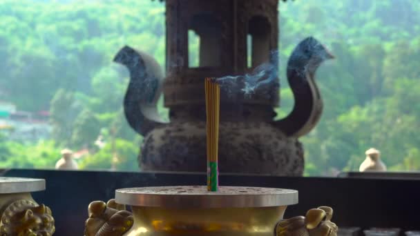 Brinnande aromatiska pinnar i ett buddistiskt tempel — Stockvideo