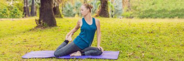 Pratik yoga bir tropikal parkta genç kadın. Afiş, uzun biçimde