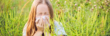 Genç kadın ragweed alerji hapşırma,.
