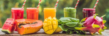 Smoothies gökkuşağı. Karpuz, papaya, mango, ıspanak ve dragon meyve. Smoothies, meyve suları, meyve suyu, içecekler, içecekler çeşitli taze meyve ile ahşap tablo.