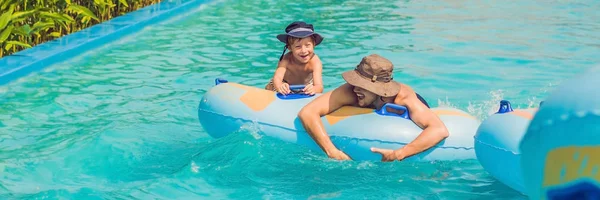 Vater Und Sohn Vergnügen Sich Wasserpark Banner Langformat — Stockfoto