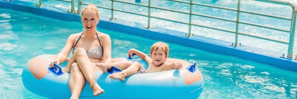 Mutter und Sohn amüsieren sich im Wasserpark BANNER, LONG FORMAT — Stockfoto