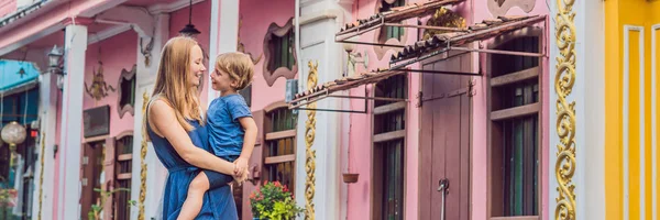 Moeder Zoon Zijn Toeristen Straat Portugese Stijl Romani Phuket Town — Stockfoto