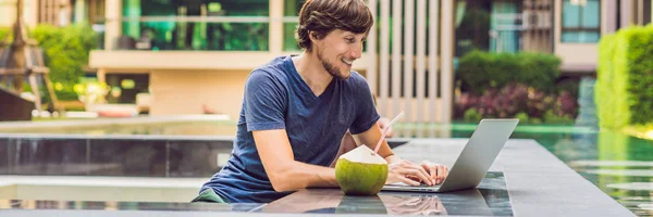 Joven Freelancer Que Trabaja Vacaciones Junto Piscina Banner Formato Largo — Foto de Stock