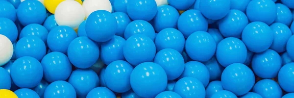 Primer Plano Bolas Azules Plástico Colores Patio Recreo Banner Formato — Foto de Stock