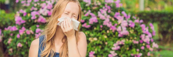 Concepto Alergia Polen Joven Estornudar Árboles Con Flores Fondo Banner —  Fotos de Stock