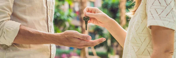 Immobilienmakler Übergibt Schlüssel Wohnungseigentümer Kauft Verkauf Von Immobiliengeschäften Nahaufnahme Einer — Stockfoto