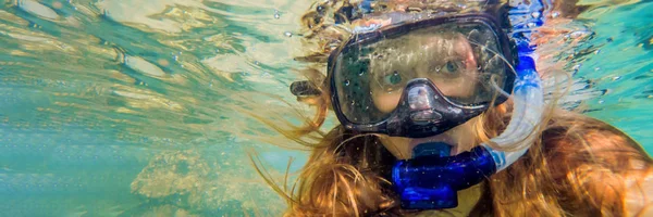 女子浮潜在热带水域前的异国情调的岛屿 长格式 — 图库照片