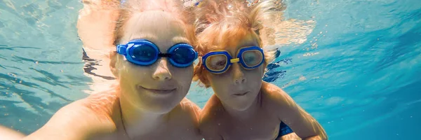 Mamma Figlio Con Gli Occhiali Immersione Nuotano Piscina Sott Acqua — Foto Stock