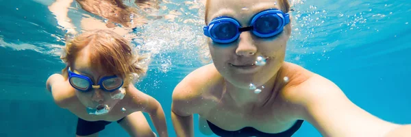 Mamá Hijo Gafas Buceo Nadan Piscina Bajo Agua Banner Formato — Foto de Stock