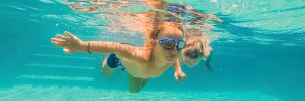 Dwoje dzieci nurkowanie w maskach pod wodą w basenie Banner, długi format — Zdjęcie stockowe