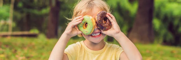Rapaz Engraçado Com Donuts Criança Está Divertindo Com Donut Comida — Fotografia de Stock