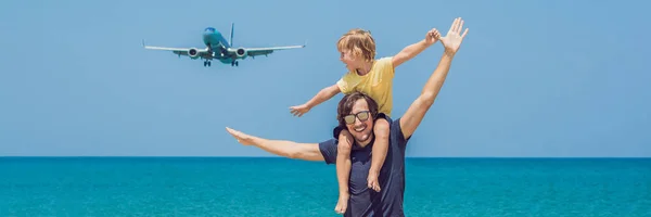 Padre Figlio Divertono Sulla Spiaggia Guardare Gli Aerei Atterraggio Viaggiare — Foto Stock
