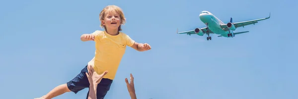 Padre Figlio Divertono Sulla Spiaggia Guardare Gli Aerei Atterraggio Viaggiare — Foto Stock