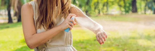 Mujer Rociando Repelente Insectos Piel Aire Libre Banner Formato Largo — Foto de Stock