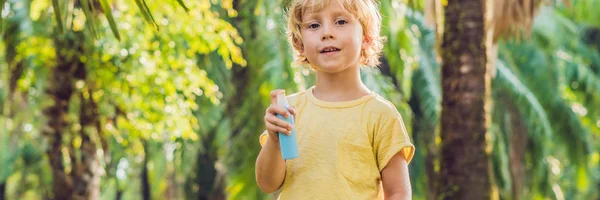 Garçon Pulvériser Des Insectifuges Sur Peau Dans Parc Banner Format — Photo