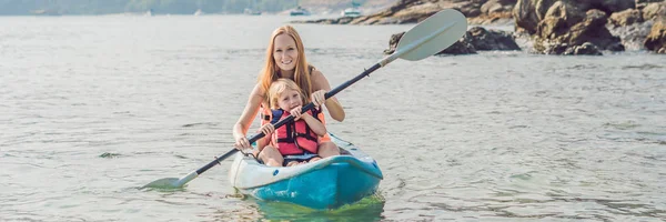 Mor Och Son Kajakpaddling Tropiska Ocean Rese Och Activaties Med — Stockfoto