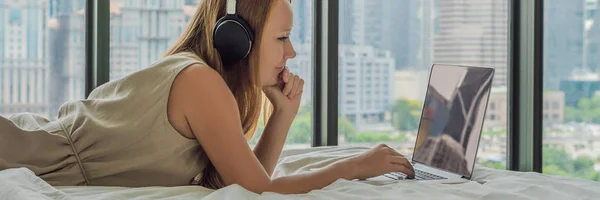 Jonge Vrouw Bezig Met Een Laptop Zijn Bed Een Achtergrond — Stockfoto