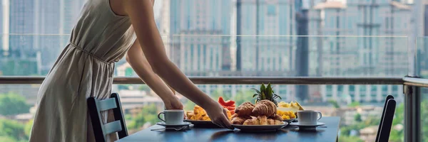 Giovane Donna Che Serve Colazione Sul Tavolo — Foto Stock