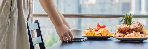 Ung Kvinna Som Serverar Frukost Bordet — Stockfoto