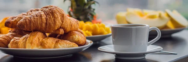 Frühstückstisch Mit Kaffee Obst Und Croissants — Stockfoto