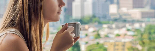 Jonge Vrouw Drinken Koffie Balkon — Stockfoto