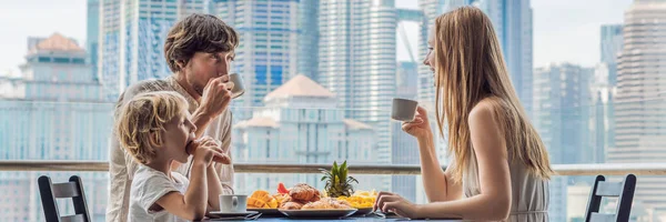 Счастливая Семья Завтракает Балконе — стоковое фото