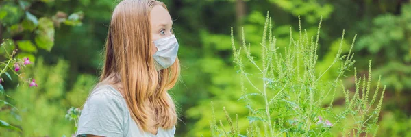 Mladá Žena Masce Lékařské Alergie Ambrózie — Stock fotografie