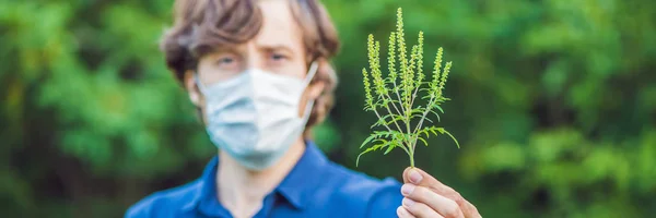 年轻男子在医疗面具, 因为对大麻横幅过敏, 长格式 — 图库照片