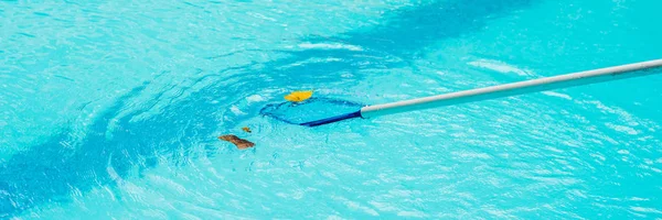 Pulizia piscina con rete di pulizia al mattino BANNER, formato lungo — Foto Stock