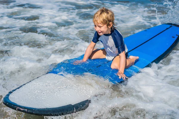 Glücklicher Junge Schwimmt Auf Surfbrett Auf Wellen Ozean — Stockfoto