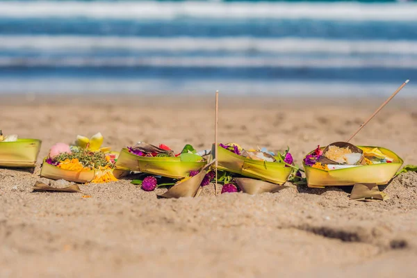 Offerte indù e regali a Dio sulla spiaggia di Bali, Indonesia — Foto Stock
