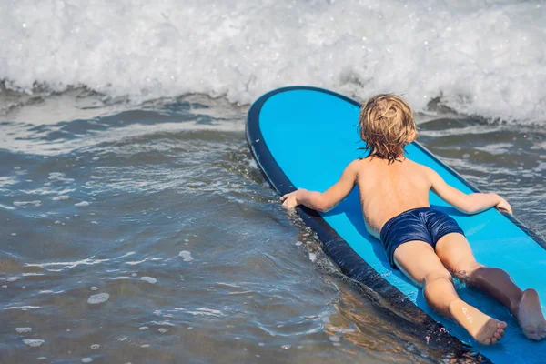 Heureux Garçon Nager Sur Planche Surf Sur Les Vagues Dans — Photo