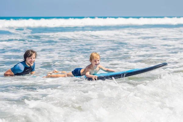 Vater Bringt Seinem Kleinen Sohn Urlaub Das Surfen Meer Bei — Stockfoto