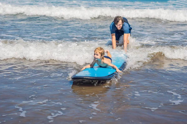 Küçük Oğlu Tatil Veya Tatil Denizde Sörf Yapmayı Öğretim Baba — Stok fotoğraf