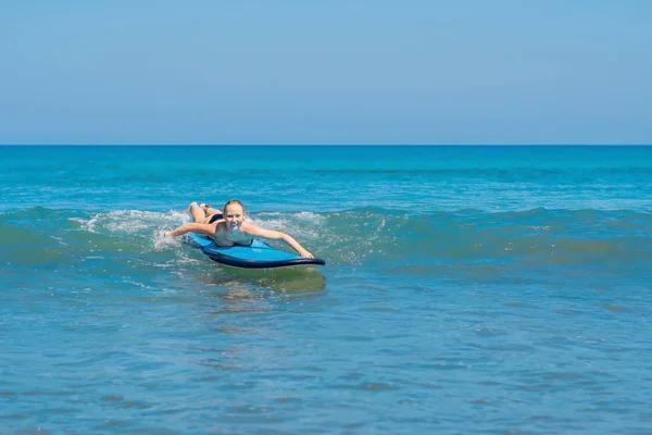 Mladá Žena Učí Surfovat Vlnách Oceánu Bali Indonésie — Stock fotografie