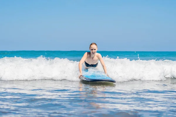 Młoda Kobieta Uczą Się Surfować Fale Oceanu Bali Indonezja — Zdjęcie stockowe