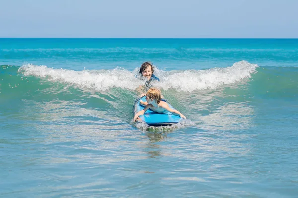 Father Teaching His Young Son How Surf Sea Vacation Holiday — Stock Photo, Image
