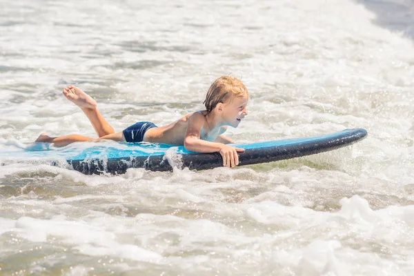 Glücklicher Junge Schwimmt Auf Surfbrett Auf Wellen Ozean — Stockfoto