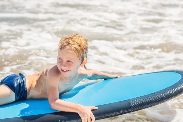 Lycklig Pojke Simning Surfbräda Vågor Havet — Stockfoto