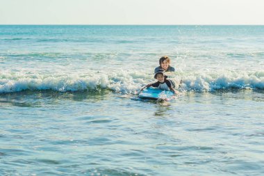 Küçük oğlu tatil veya tatil denizde sörf yapmayı öğretim baba. Seyahat ve spor çocuk kavramı ile.